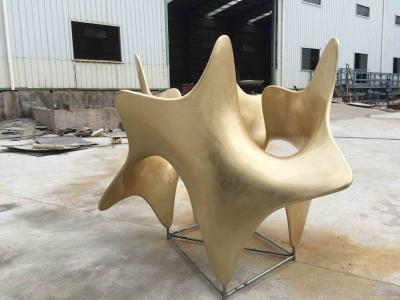 China Acabamiento superficial pintado de oro de 2 del metro de la longitud del bronce estatuas del jardín en venta