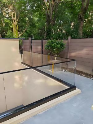 China 12 mm gehärtetes Glas Aluminium Balkonzaun mit Korrosionsschutzrahmen zu verkaufen