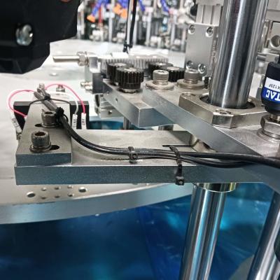 Cina Macchina di riempimento del cappuccio del dessicante Macchina del cappuccio del gel con servomotore e motore di indicizzazione in vendita