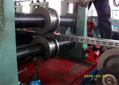 China Rollo de acero del estante derecho del estante que forma la soldadura por puntos de AXIS del rodillo de la máquina 60m m en venta