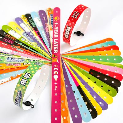 中国 あなたのビジネスニーズのためのPVCリストバンド 販売のため
