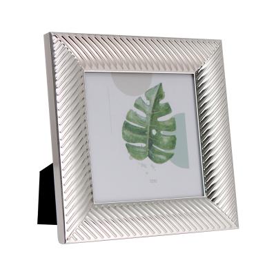 China Newest Beautiful Handmade Factory Style Iron Gold Metal Photo Frames Wholesale High Quality for sale