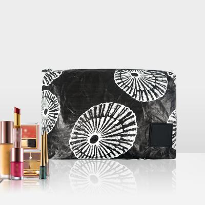 China 2021 New Design Travel Bag Multifunctional Tyvek Paper Cosmetic Bag Eco-friendly Cosmetic Storage Bag for sale