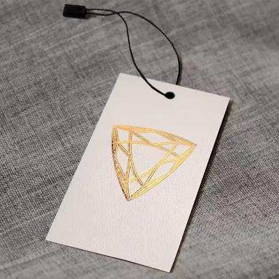China Estampagem personalizada Tags de pendurar de baixo preço de alta qualidade de papel de design de moda Tags de pendurar para vestuário à venda