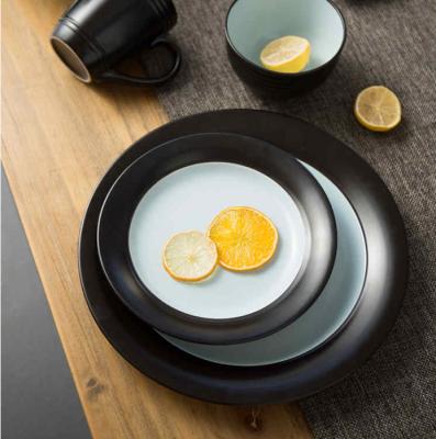 Chine Le lustre réactif a gravé les ensembles en refief durables de vaisselle autour de Matt Black à vendre