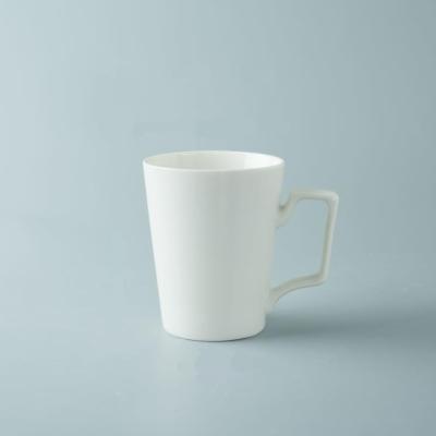 中国 大容量575mlの明白な陶磁器のコーヒー・マグ、20のOzの白いコーヒー・マグ 販売のため