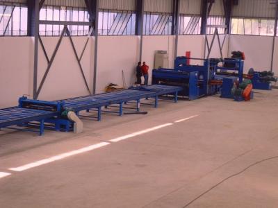 Chine La norme a coupé à la ligne de longueur, machine laminée à chaud de poteau léger d'acier doux pour 6m 8m 14m à vendre