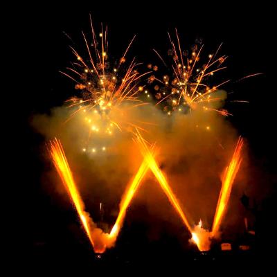 China Fábrica de Mandarina Liuyang Portagem 1.2 polegadas 108 tiros W forma bolo de papel fogos de artifício 1.3g Un0335 Profissional bolo de ouro fogos de artifício à venda