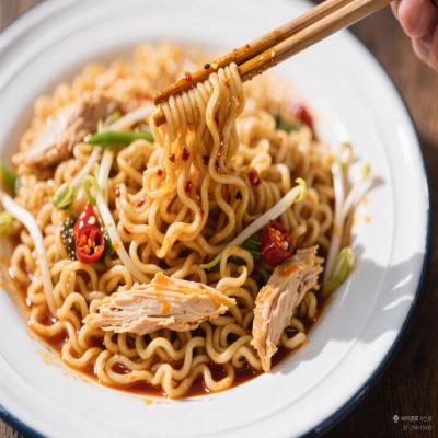 China Mezclar freír instantáneamente los fideos chinos de grado picante picante Descripción de los fideos instantáneos chinos Ingredientes salsa condimentaria en venta