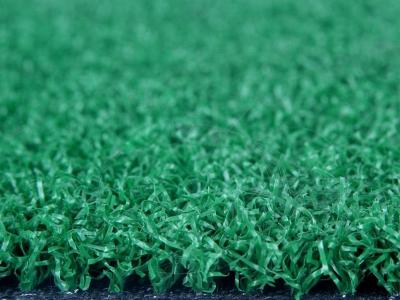 China 17 mm de material PE para golf hierba artificial para deportes al aire libre o suelo de la casa con agujeros de drenaje y alta densidad en venta