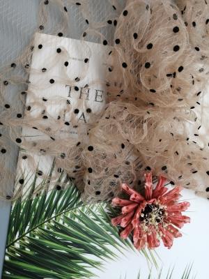 China Driedimensionele 3D Bloemenkantstof Dot Flocked Tulle Cording Mesh Te koop