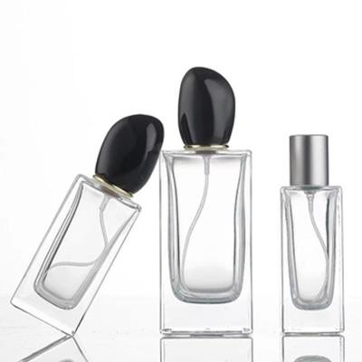 Cina Bottiglia di profumo in vetro quadrato con 50 ml di 100 ml di capacità e tappo a forma irregolare in vendita