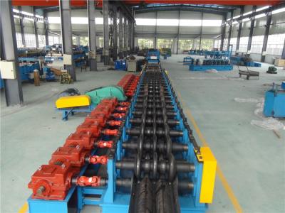 Cina Rotolo della guardavia di tre onde che forma macchina con la Tabella Decoiler idraulico del trasportatore in vendita