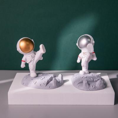 China Unique Figure Astronaut Desktop Universal Mobile Cute Standing Mobile Phone Holders Unique Style Resin Phone Holder Adjustable Funny Phone Stand for sale