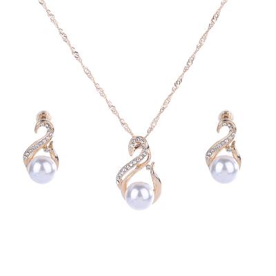 China CLASSIC Wedding Prom Fashion Pearl Bridal Jewelry Sets For Women Crystal Baroque Pearl Necklace Earrings Silver Plated Set for sale