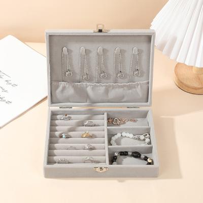 China Schmuck-Organisator Display Case Graue Samt-Speicherbox mit Buckle in Weiß zu verkaufen