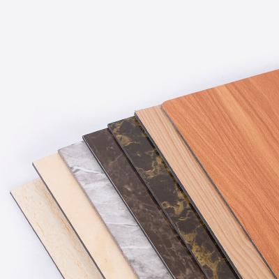 China Umweltfreundliche Aluminiumverbundplatten aus Holzkörnern für Bürogebäude Außenschilderung UV-geschützte natürliche Eichentextur zu verkaufen