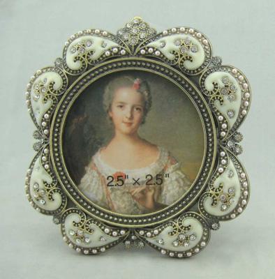 China 2.5x2.5 Inch Paper European Classic Vintage Handmade Home Table Round Frame Metal Alloy Beads White Picture Frame Europe\North America for sale