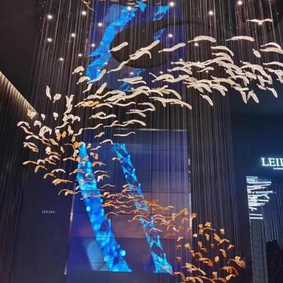 Cina Progetto Custom Hotel Lobby Villa Mall Scalinata appesa a mano Vetro soffiato piuma foglia Led lampadario pendente luce in vendita
