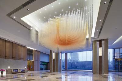 Chine Grands bâtiments d'ingénierie non standard personnalisés Centre commercial Lobby Département des ventes d'eau Club Villa Lumières à bande de cristal à vendre
