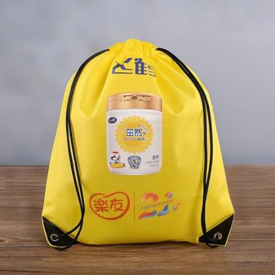 Chine Sac à dos à cordes de marque imprimé non tissé noir sac à cadeaux pour les événements à vendre