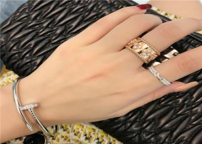 Chine Une bague en or 18 carats avec des motifs de trèfle précieux à vendre