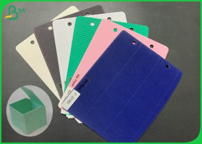 Chine 2 - La couleur E-F de cannelure de 3 couches a ridé le carton pour la caisse d'emballage de cadeau à vendre