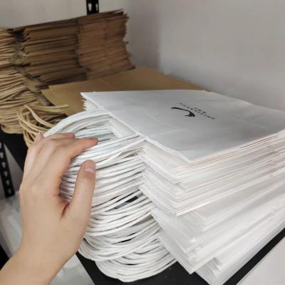 China KM Mini op maat bedrukte witte papieren boodschappentassen met handvatten Te koop