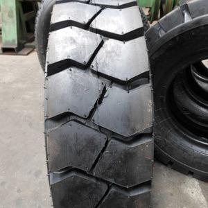 China Tread Pattern Solid Industrial Tyres Forklift Tire Replacement 700-12 for sale