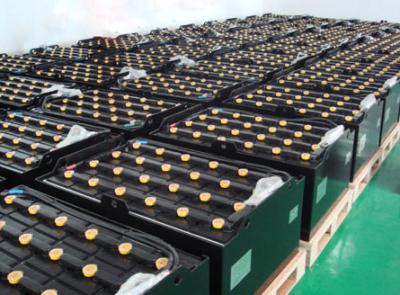 中国 柔らかい関係のフォークリフトの牽引電池、770Ah/6hr 48ボルトのフォークリフト電池細胞 販売のため