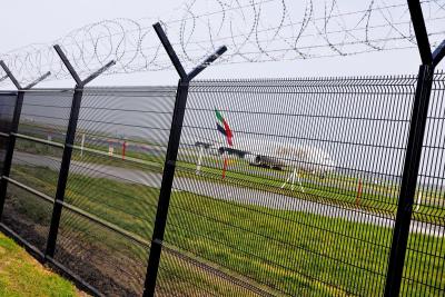China 2430MM height air port fence with Y arm en venta