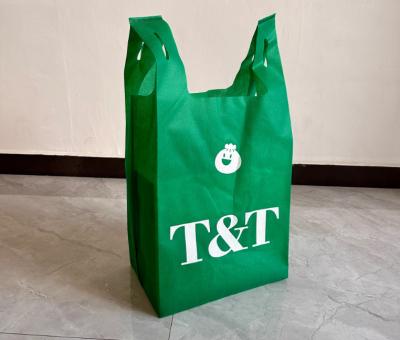 China New Design T Shirt Non Woven Bags Cheap Tote Bags Custom Printed Recyclable Fabric With Logo Eco-friendly Non Woven Vest Bags W Cut T Shirt Non Woven Bags for Shopping for sale