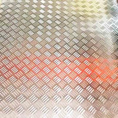 China Placas de aço inoxidável 1219*3048mm quadriculados das folhas do SUS 201 para o anti deslizamento da escada à venda