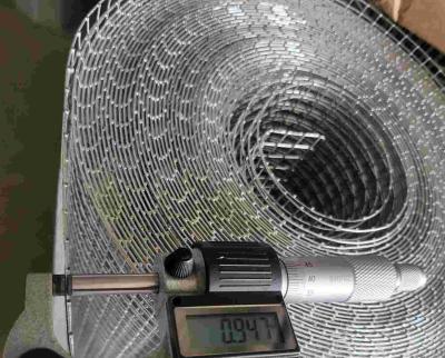 中国 2.5-25cm 穴 溶接した電線網パネル 1 12 インチ × 1 インチ 販売のため