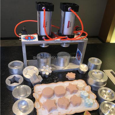 China Tipo de máquina Prensa de bombas de baño neumática e hidráulica para la fabricación de bloques de sal mineral en venta