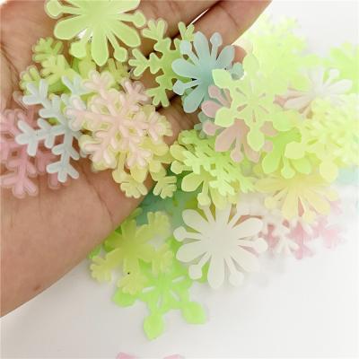 China 50PCS/Set Hotel Colorful Luminous Snowflake Wall Stickers Glow in the Dark Decal for Kids Baby Rooms Bedroom Home Decoration for sale