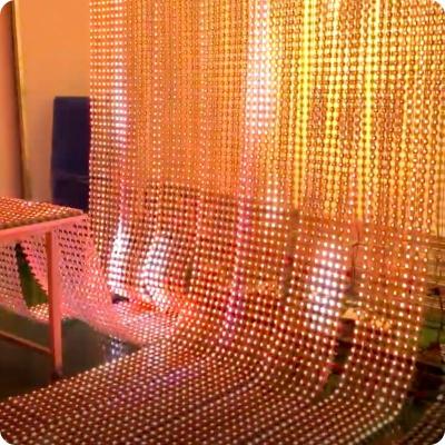 China Ecrã de grelha de injecção LED transparente para meios de publicidade flexíveis à venda