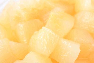 Chine La poire en boîte fraîche de 100% divise en deux le processus Brix 14 - 17% de conservation de sirop à vendre