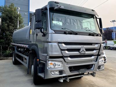 China Buque de petróleo de Howo del camión de petrolero del combustible del policía motorizado 4*2 de Sinotruk Howo 6 10000L en venta