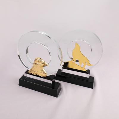 China Health Care Institutes MH-NJ00671 Golden Eagle Head Wolf Glass Circle Crystal Plaque With Black Base Crystal Trophy for sale