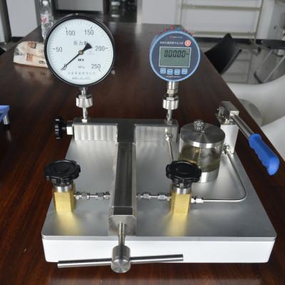 Chine 25 Pompe à main manuelle à 2500 bar compatible avec l'huile de transformateur pour les applications à haute pression à vendre