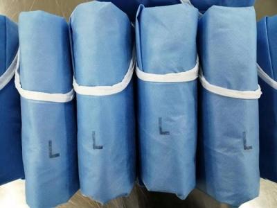 China Funktionierende Wegwerfkleider AAMI-Niveau-4/geduldige chirurgische Kleider Bloodproof zu verkaufen
