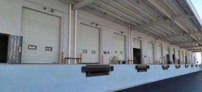 China Puertas seccionales industriales de acero galvanizado espuma interna de poliuretano resistente al viento en venta