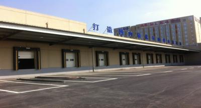 China Puertas seccionales eléctricas industriales con panel de puertas de 40 mm con carga de viento de 450 N/m2 en venta