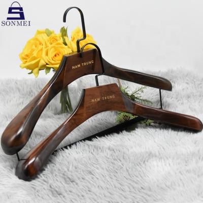 China New Custom Made Brown Luster Wood Coat Hangers Suit Classic/Postmodern Luxury Clothing Hangers for sale