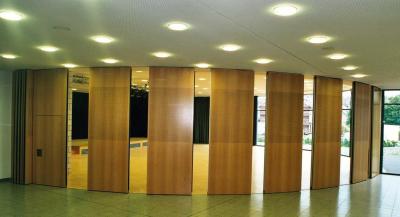 China Paredes desmontables Sistema de pared divisoria operable para salón de conferencias Sala de clases en venta