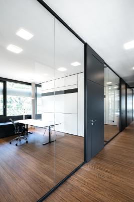 China Sistema de pared de vidrio sin marco para la privacidad de la oficina 12mm vidrio templado con perfil de aluminio vidrio panorámico en venta