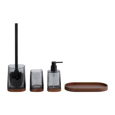 China 4pcs acessórios de banheiro de vidro de fumo com garrafa de sabão de mão de madeira à venda