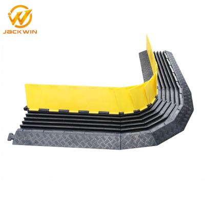 China Widerstehen Sie Kompressions-Plastikkabel-Schutz-Rampe/elektrischer Draht-Gummiboden-Kabel-Abdeckung mit Kurven zu verkaufen
