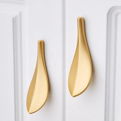 China Modern Simple Gold Decor European Style Leaf Shape Drawer Cupboard Drawer Knobs Furniture Handle Simple Gold Furniture Handle for sale